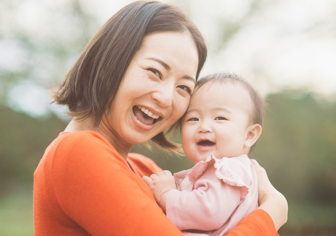 子供を抱っこするお母さんの写真