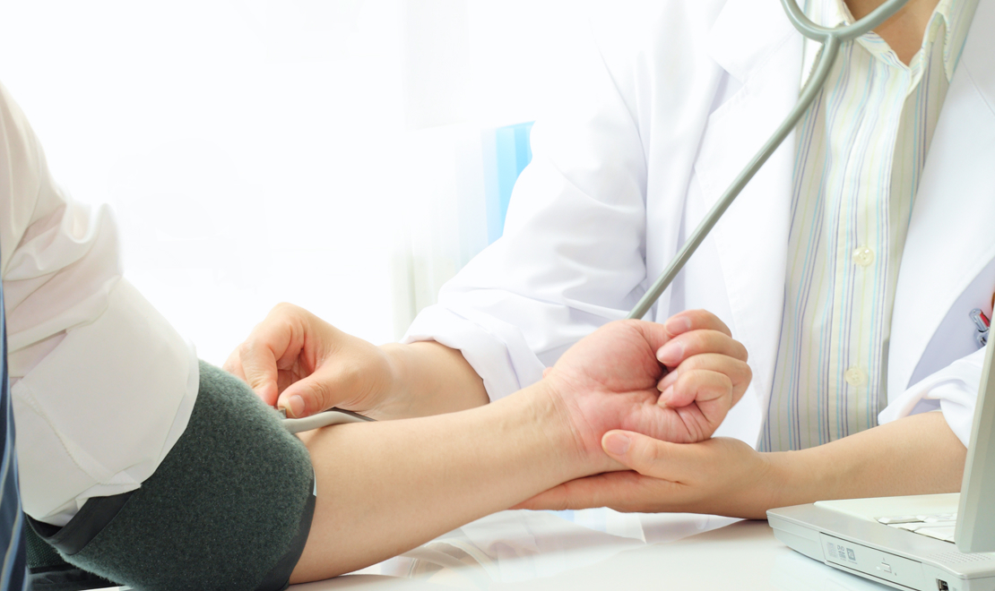 健康診断で血圧測定を受ける様子